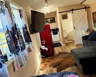 Charming 1 room cottage with overnight horse boarding, country views, and WiFi - Shawnee - Wohnzimmer