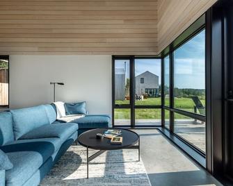 Spruce - Luxury 1 Bdrm Cottage Stunning Views & Hot Tub, Private Path to the Beach - Margaree Harbour - Sala de estar