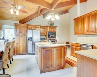 Great for Groups! Farmhouse in Jordan Lake Area - Siler City - Kitchen
