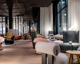 Motel One Düsseldorf-Hauptbahnhof - Düsseldorf - Oleskelutila