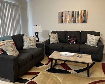 Colorful home near Purdue! - Lafayette - Living room