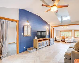 Lakefront Salem Retreat - Fish, Swim, Kayak and More - Salem - Living room