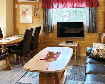 4 Person Holiday Home in Lysoysundet - Ørland - Sala de estar