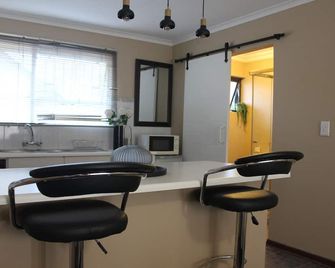 Chic & Serene 1-Bed Haven in Roodepoort - Roodepoort - Living room