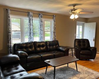 Entire ranch home centrally located in Bettendorf, near bike path and Bett Plex - Bettendorf - Living room