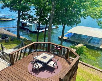 Spacious Lakefront Home with Private Dock & Fire Pit at 3MM - Eldon