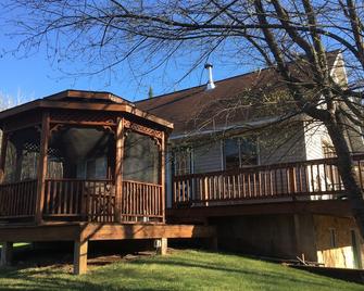 All Seasons Cabin Retreat - Iron Mountain - Building