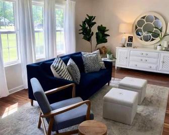 Caitlin's Cottage - Peaceful 2BR Retreat in North Marion - Marion - Wohnzimmer