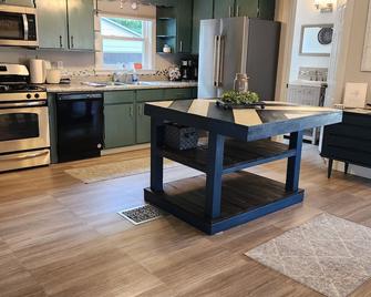 Charming farmhouse in town- Dog friendly - Geneseo - Cocina