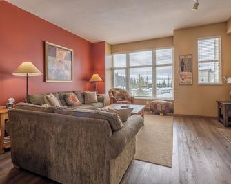 Deluxe 3 Bedroom/3 Bath Townhome, Garage, Laundry, Close to Village and Trails - Lumby - Living room