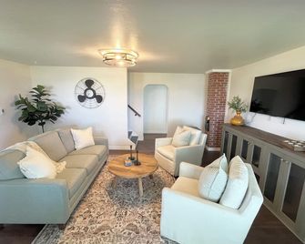 Beautiful Farmhouse Getaway with Panoramic Views - Somers - Living room