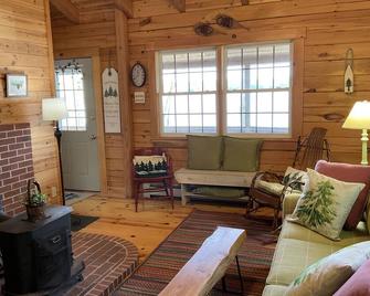 Enchanting Waterfront Log Cabin On Togus Pond - 3 Nights Min Required - Augusta - Living room