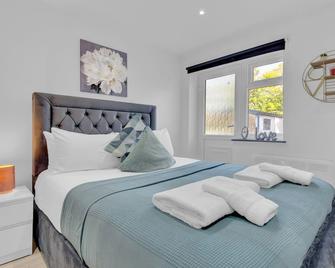 Serviced Ensuite Studio in Feltham London Heathrow - Feltham - Bedroom