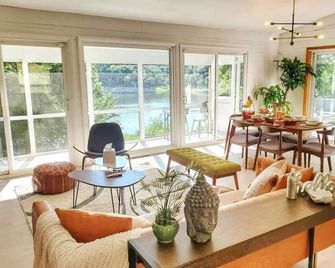 Lakefront Escape|Fireplace+Paddleboard+Hottub - North Liberty - Living room