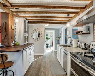 Lambertville Retreat - Walk to Shopping and Dining! - Lambertville - Kitchen