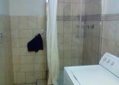 1233 on WEbb Spacious Downstairs Self-catering apartment - Pretoria - Bathroom