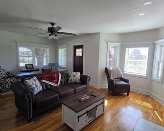 Tranquil Haven Mtn Retreat, 3-Bedroom, 2-Bath, Wifi, Ac In Beautiful Tazewell - Tazewell - Living room