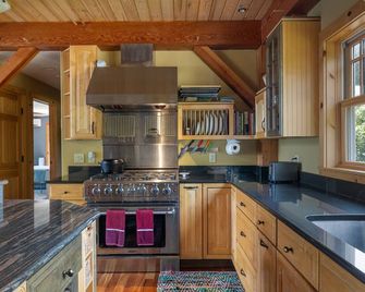 Beautiful post & beam lakefront getaway - South Hero - Kitchen