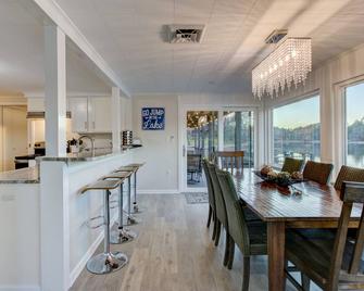 Lake Front Resort-Sleeps 22/3 Hot Tubs/3 Fire Pits/Boat Ramp/Dock/2 Game Rooms! - Hot Springs - Comedor