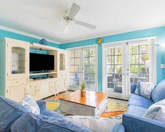 Southard Getaway by Avantstay w/ Covered Patio, Great Location & Shared Pool! Week Long Stays - Cayo Hueso - Sala de estar