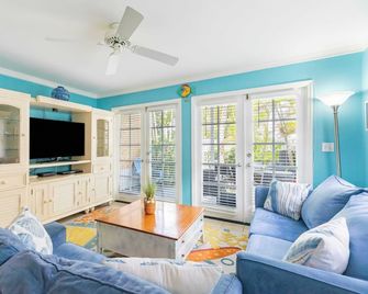 Southard Getaway by Avantstay w/ Covered Patio, Great Location & Shared Pool! Month Long Stays - Key West - Living room