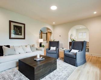 Lux West Nash Tudor 4mi to DT Sleeps 9 - Nashville - Wohnzimmer