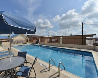 The Texas Lodge - Gonzales - Pool