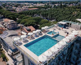 هوتل كولومبو - جيسولو - حوض السباحة