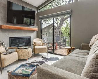 Modern Home w/ Hot Tub in Austin, Pets Welcome! - Austin - Living room