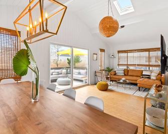 Cayuga Street Sunshine Retreat - Ocean Beach - Living room