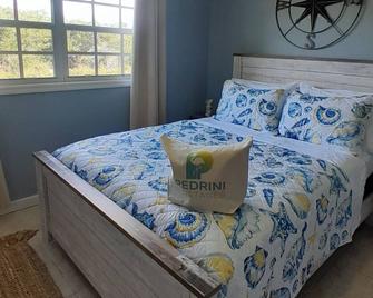 Pedrini Cottages - Newly renovated with AC and WiFi in beautiful Long Island. - Deadman's Cay - Bedroom