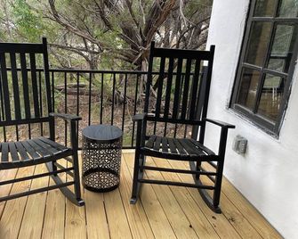 Creek Cabin at The Wildflower Woods - Cleburne - Balkon