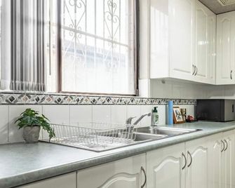 Kozyguru | Cabramatta | Spacious 3br Townhouse - Cabramatta - Kitchen