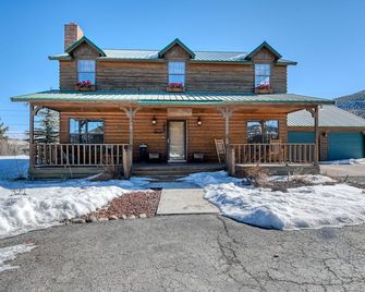 Classic log lodge with shaded porch, patio & chiminea - near hiking - South Fork - Gebouw