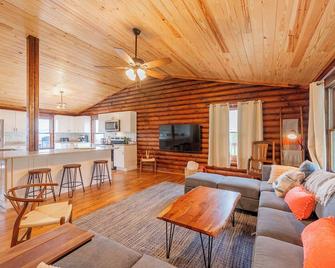 This house is a 4 bedroom(s), 3 bathrooms, located in Blacksburg, VA. - Blacksburg - Huiskamer