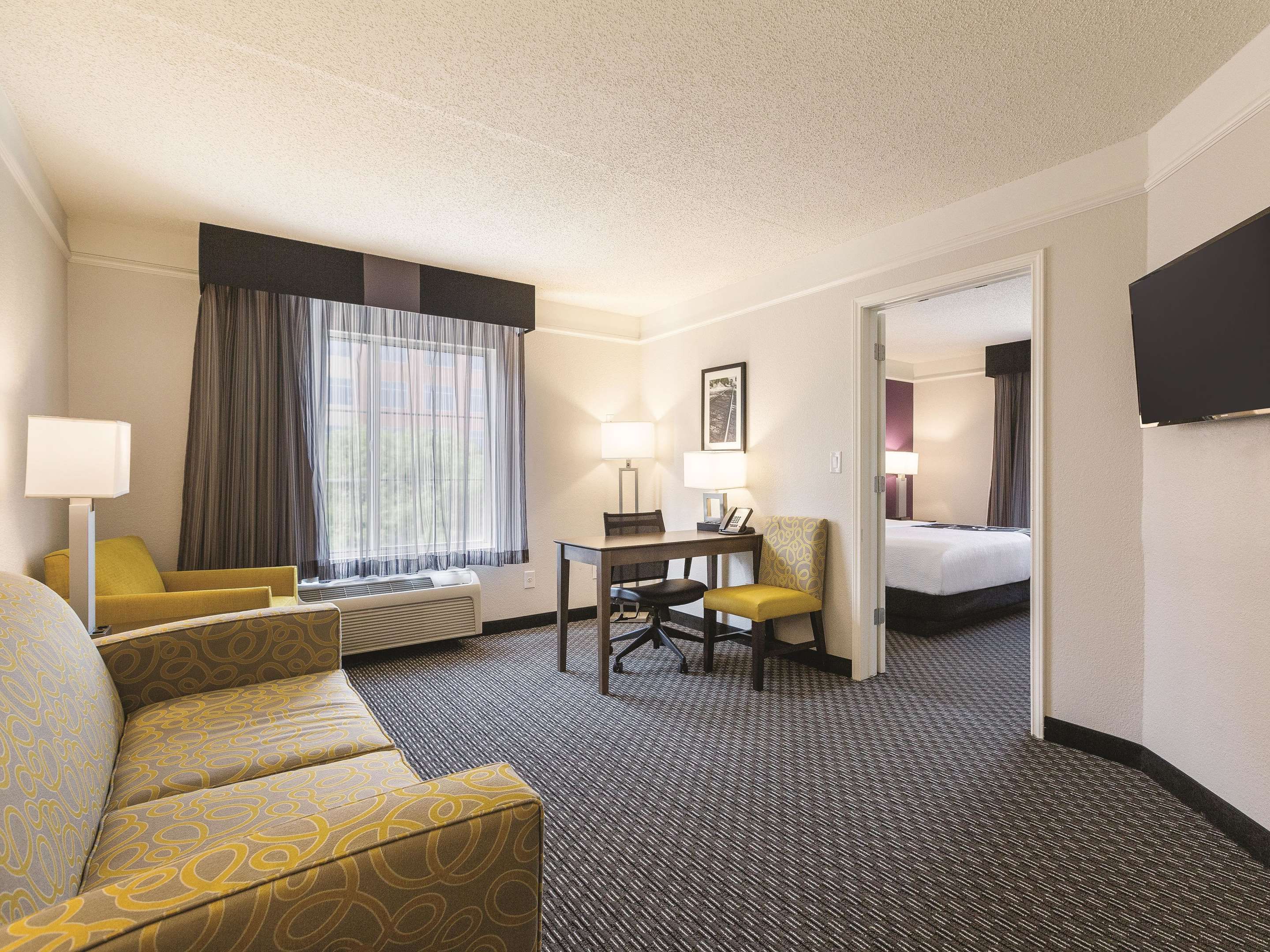 La Quinta Inn & Suites by Wyndham Dallas Plano West thumbnail 3