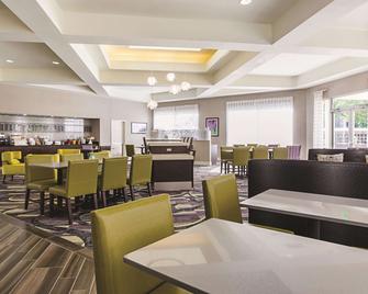 La Quinta Inn & Suites by Wyndham Dallas Plano West - Plano - Restoran