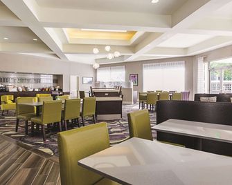 La Quinta Inn & Suites by Wyndham Dallas Plano West - פלאנו - מסעדה