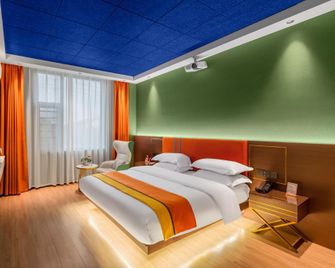 West Coast Elegant Smart Film and Television Hotel (Qujing North Railway Station Branch) - Qujing - Bedroom
