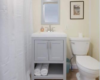 Quite Quaint & Tranquil Studio Apartment - Lookout Mountain - Bathroom