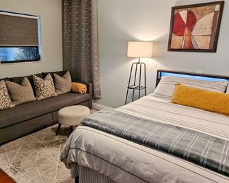 King. Minutes to Wilton Drive. Private entrance and bathroom. - Wilton Manors - Bedroom