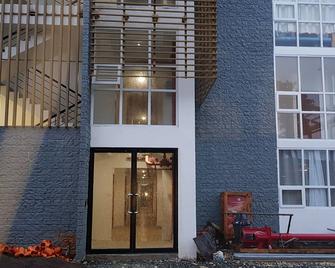 Condo near diving spots +fast wifi+netflix - Lapu-Lapu City - Building