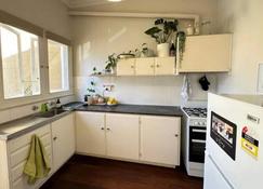 Frem2 Cosy Home minutes away from Restos and Shops - Fremantle - Kitchen
