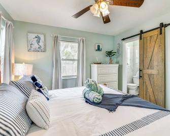 Half-mi to Shore: Walkable Apt in St Pete Beach! - St. Pete Beach - Schlafzimmer