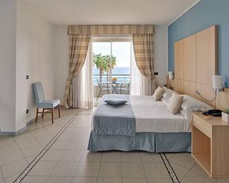 Aregai Marina Hotel & Residence - Santo Stefano al Mare - Bedroom