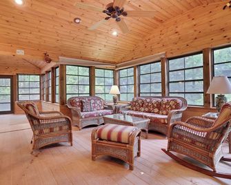Arrowhead Lodge Walk To Lake & Private Dock - Pocono Pines - Living room