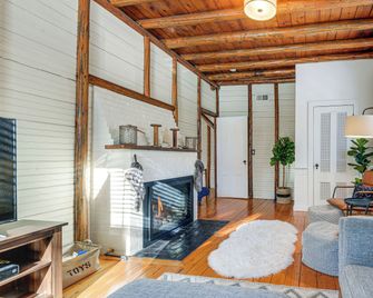 Deck & Fire Pit: Cottage Near Monadnock State Park - Jaffrey - Sala de estar