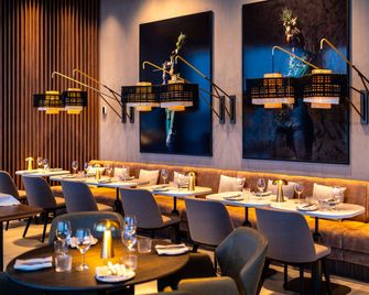 Radisson Blu Hotel at Porsche Design Tower Stuttgart - Stuttgart - Restaurant