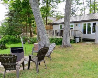 3 Bedrm Waterfront Cottage, Canoe, Kayaks, Wifi - Port Severn - Patio