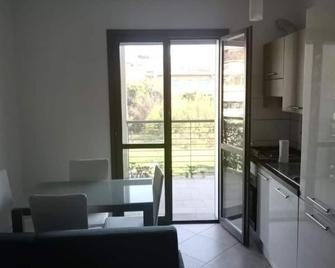 DolceCasaLeoGiu con parcheggio coperto gratuito - Acilia - Dining room